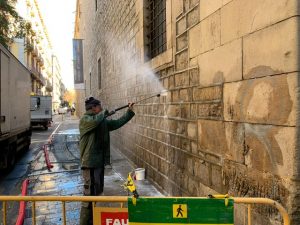 Resultado de la Limpieza de pintadas en la fachada de la Biblioteca